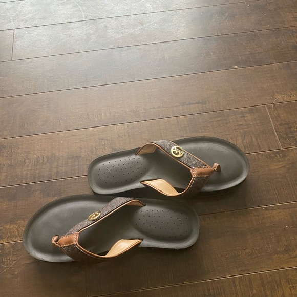 Michael Kors Brown and Black Platform Thong Sandals - Picture 10 of 11